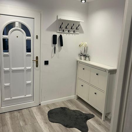 Apartament 2 Pokojowy W Centrum Miasta Żagań Esterno foto